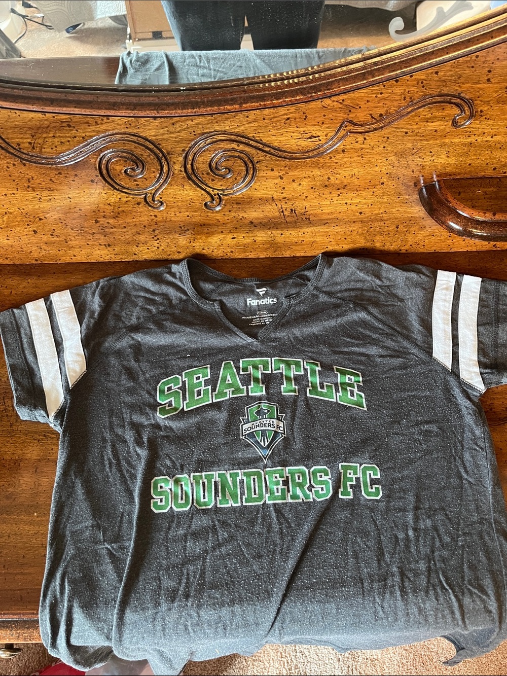 Fanatics Seattle Sounders FC Women’s Gray & Green Graphic Tee